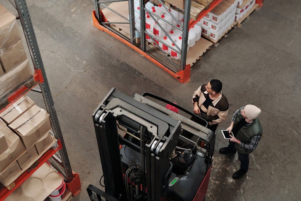 Varastotiimi seuraa aikaa logistiikkatyössä